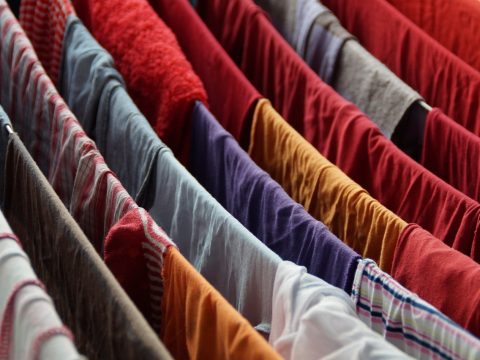 Como lavar roupa de duas cores que solta tinta