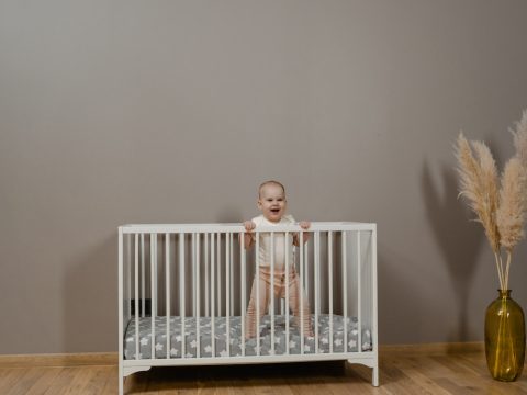 Não sabe o que colocar na parede do quarto do bebê? Conheça os adesivos de parede!