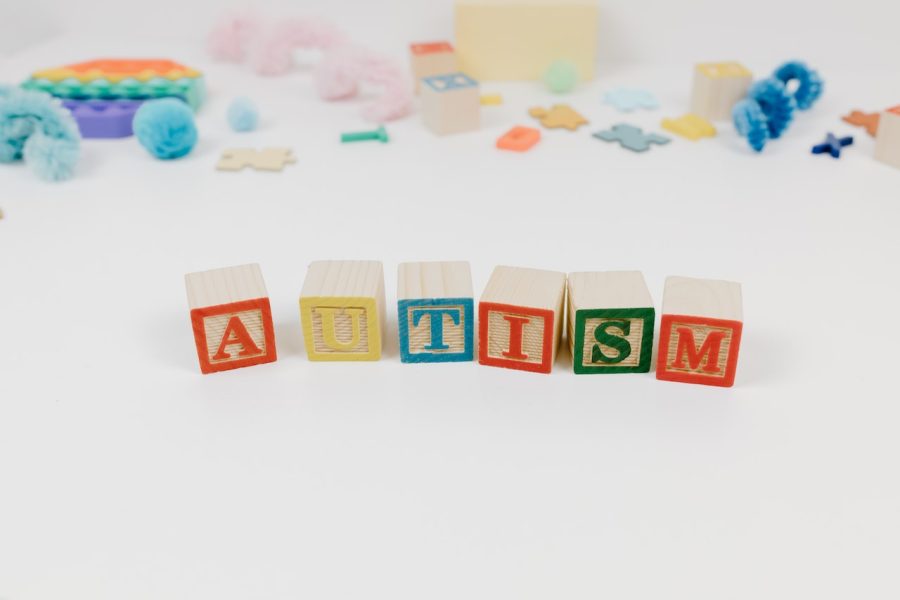 Criança autista aprende a abraçar fora de casa após a educação inclusiva