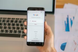 Imagem de um smartphone exibindo a página de login do Google, ilustrando como usar 7 formas para aparecer no Google sem gastar nada.