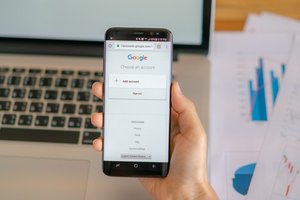 Imagem de um smartphone exibindo a página de login do Google, ilustrando como usar 7 formas para aparecer no Google sem gastar nada.