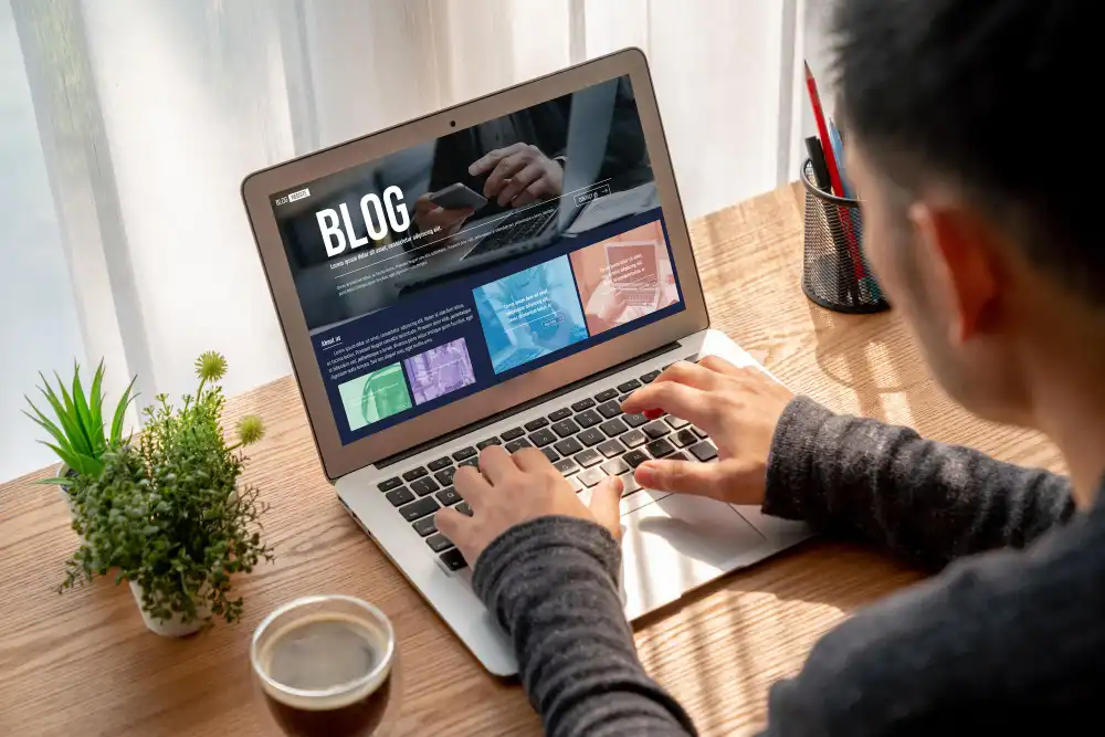 Imagem de um blog sendo acessado em um laptop, destacando o uso de blogs como canal de pós-venda. A imagem mostra um usuário navegando em conteúdo digital com ênfase na interação e no engajamento.