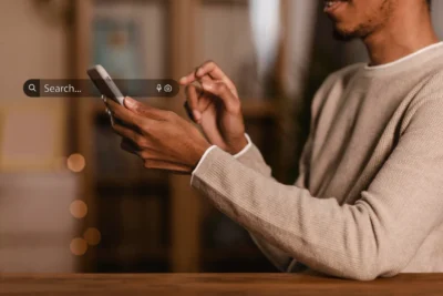 Imagem de uma pessoa usando um smartphone, ideal para ilustrar como monitorar e corrigir problemas de usabilidade móvel no Google Search Console.