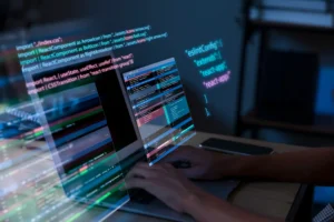 Profissional de TI trabalhando com código de programação e segurança digital, representando estratégias de cibersegurança em 2025 para ambientes descentralizados.