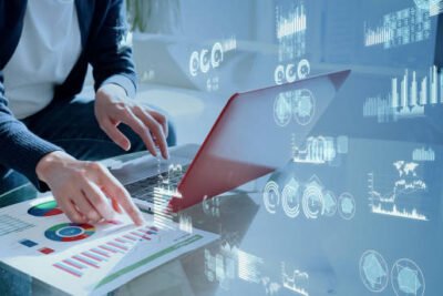 Saiba como sistemas web personalizados estão transformando a indústria, otimizando processos internos e melhorando campanhas de marketing digital de forma eficiente.