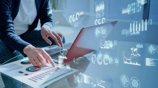 Saiba como sistemas web personalizados estão transformando a indústria, otimizando processos internos e melhorando campanhas de marketing digital de forma eficiente.