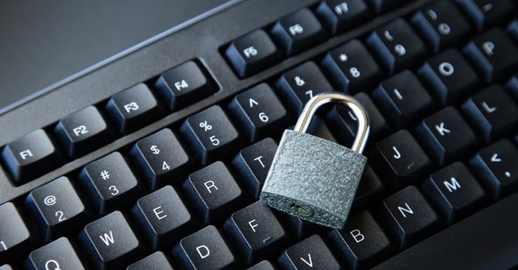 Imagem de um cadeado e um cartão de crédito em cima de um teclado, simbolizando o antifraude para e-commerce.