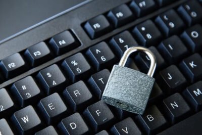 Imagem de um cadeado e um cartão de crédito em cima de um teclado, simbolizando o antifraude para e-commerce.