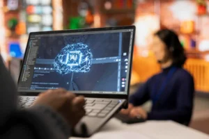 Imagem de uma pessoa usando um laptop com interface de inteligência artificial, destacando o impacto da IA no marketing digital e suas aplicações principais.