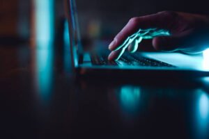 Descubra as principais tendências de cibersegurança que impactam diretamente as estratégias e dados do marketing digital.
