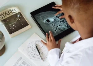 Cientista com jaleco branco explorando imagens do espaço em tablet, representando a autoridade científica e o efeito do jaleco branco na pesquisa astronômica.