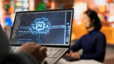 Imagem de uma pessoa utilizando inteligência artificial para otimizar postagens e legendas, com foco em tecnologia e inovação digital.