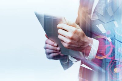 Descubra quando é melhor comprar ou alugar tablets, avaliando custo, uso, manutenção e vantagens para empresas de todos os portes.