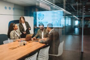 Descubra o papel da tecnologia na administração atual e como ferramentas digitais otimizam processos e decisões estratégicas.