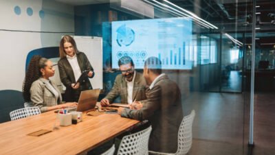 Descubra o papel da tecnologia na administração atual e como ferramentas digitais otimizam processos e decisões estratégicas.