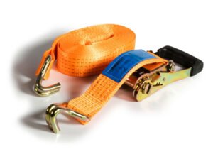 Cinta de amarração laranja com catraca de carga em destaque sobre fundo branco