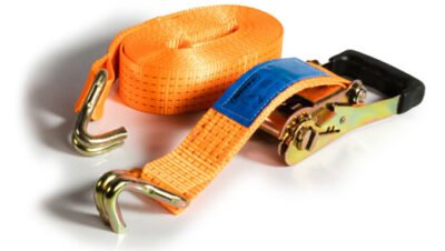 Cinta de amarração laranja com catraca de carga em destaque sobre fundo branco