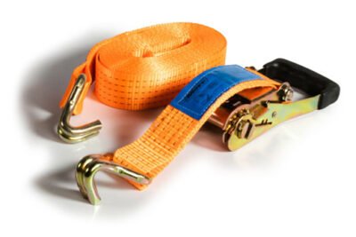 Cinta de amarração laranja com catraca de carga em destaque sobre fundo branco