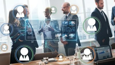 Equipe corporativa em reunião para analisar indicadores de RH e desempenho de colaboradores